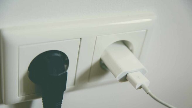 Unos enchufes con cables conectados.
