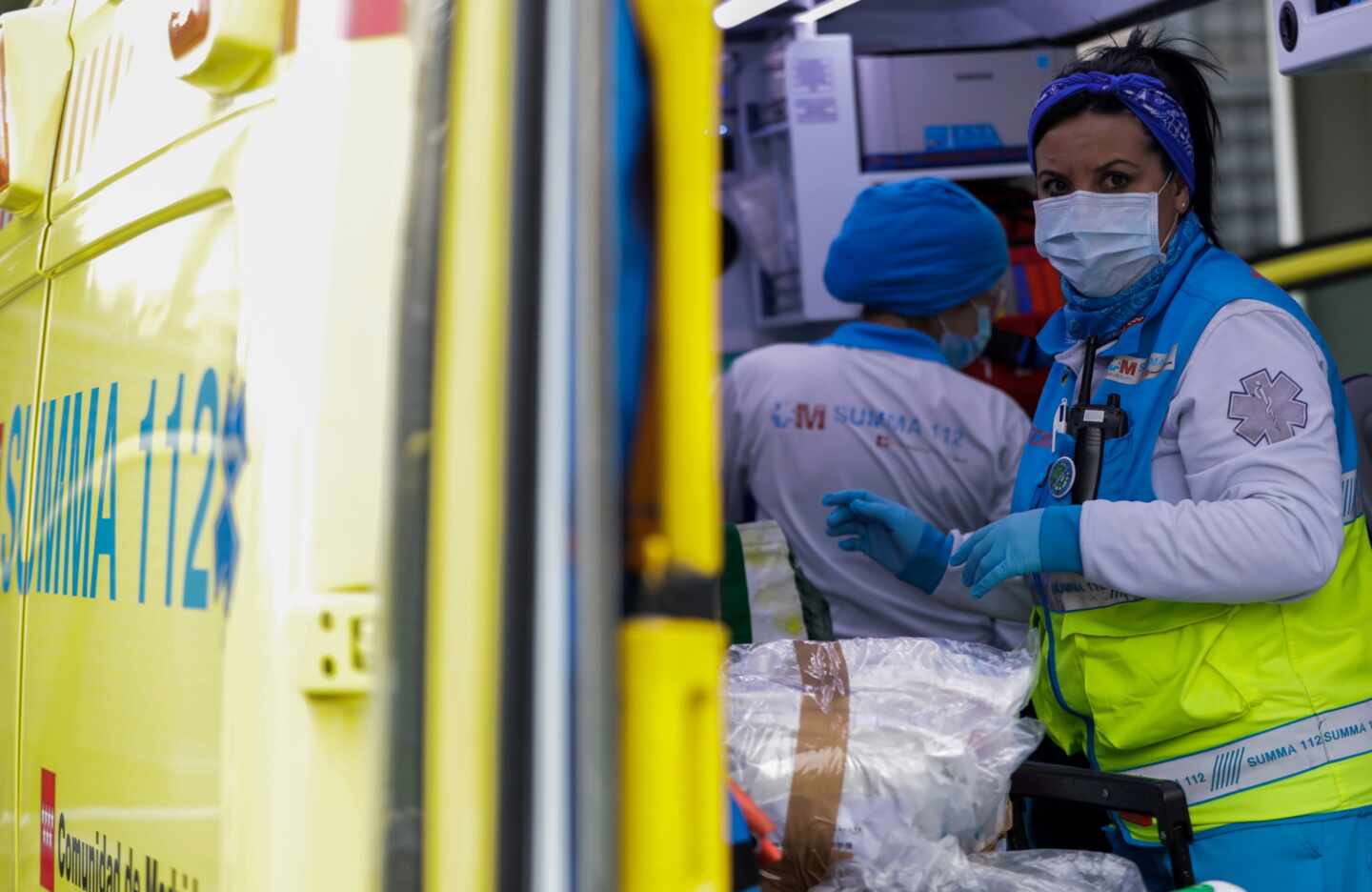 Sanitarias del Servicio de Urgencia Médica (SUMMA 112), en una unidad móvil al inicio de la pandemia.