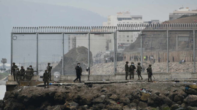 Militares españoles, este martes junto a la frontera que separa Ceuta de Marruecos.