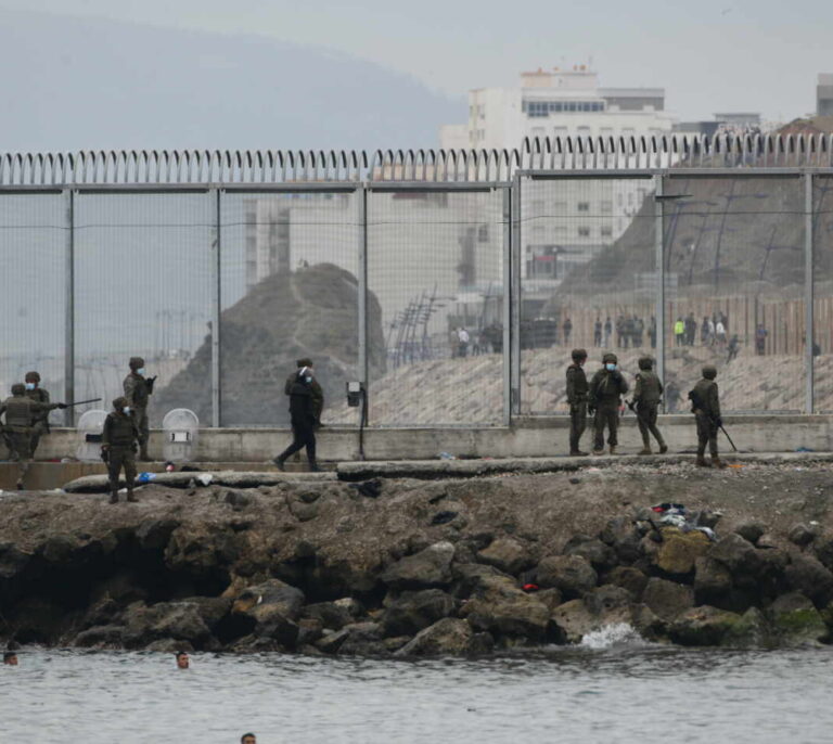 La policía marroquí vuelve a contener a los migrantes y se frenan las entradas en Ceuta