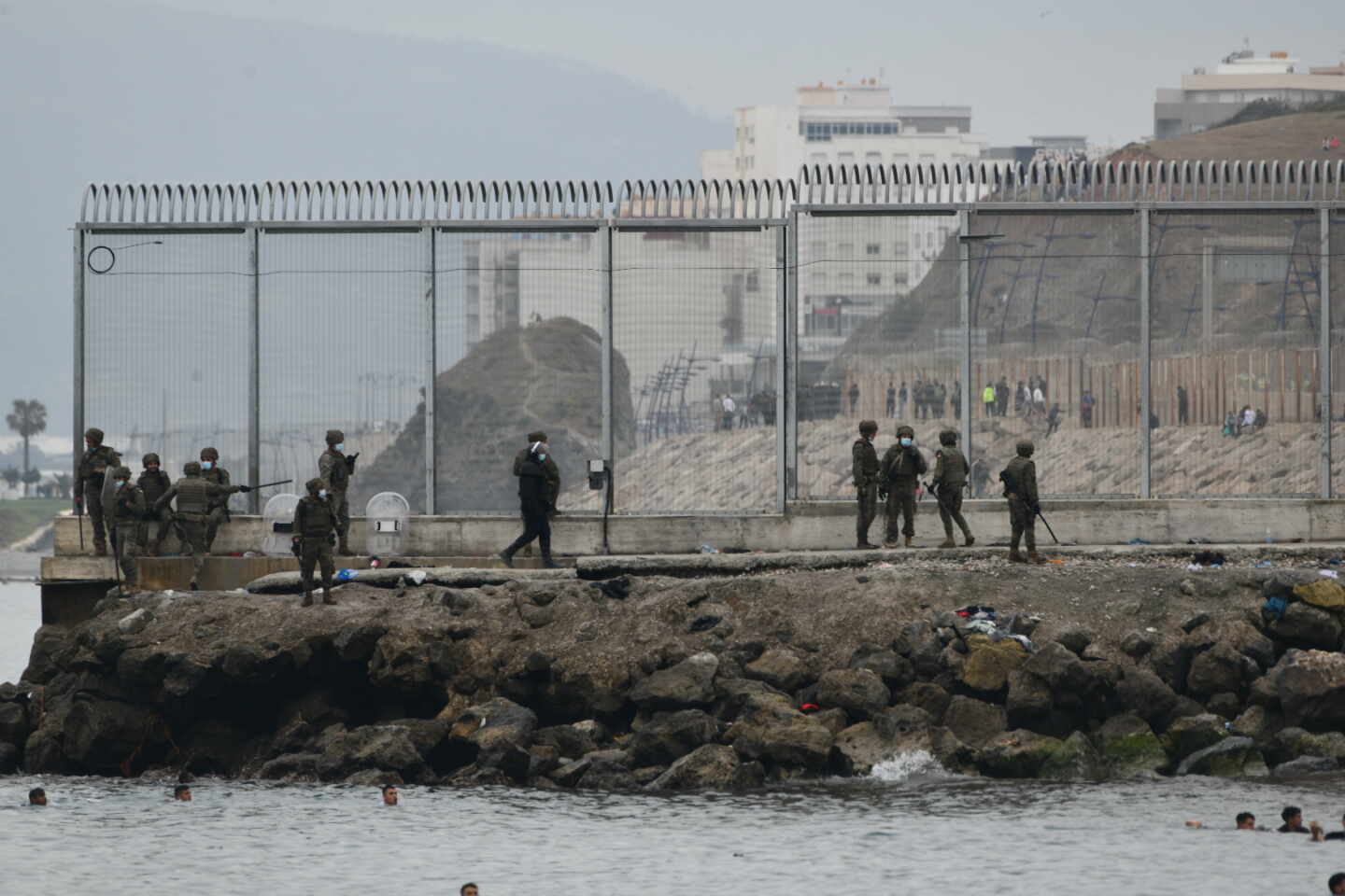 Militares españoles, este martes junto a la frontera que separa Ceuta de Marruecos.