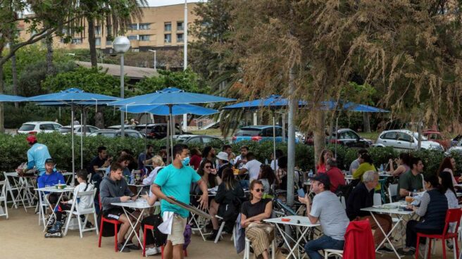 Un grupo de personas en una terraza de la Barceloneta, este fin de semana.