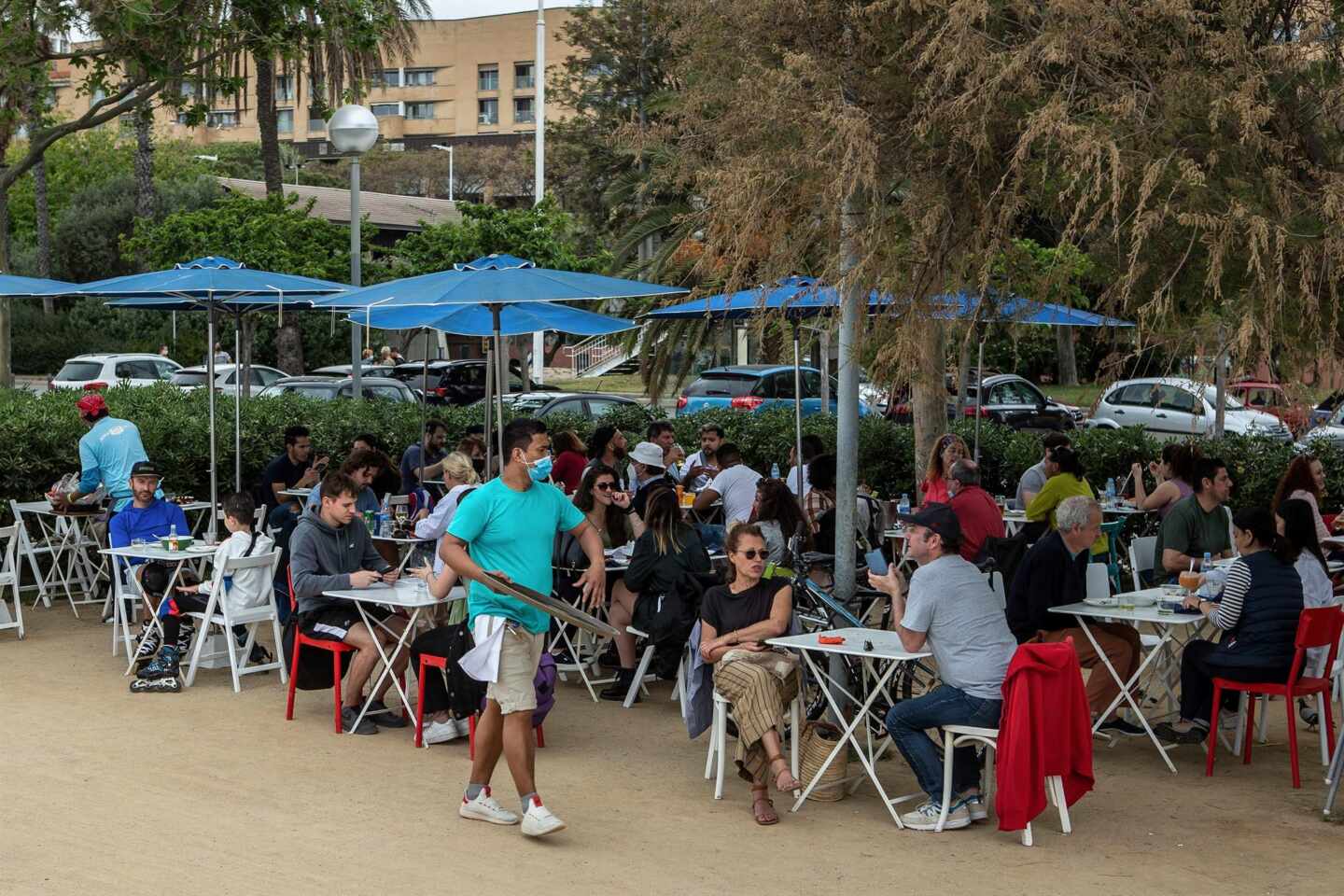 Un grupo de personas en una terraza de la Barceloneta, este fin de semana.