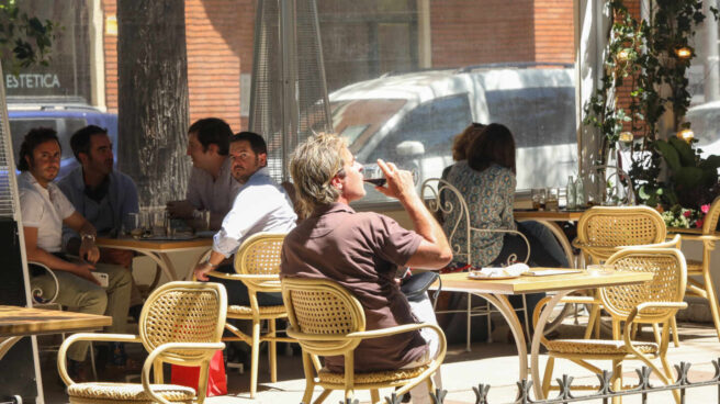 Varias personas en una terraza en Madrid.