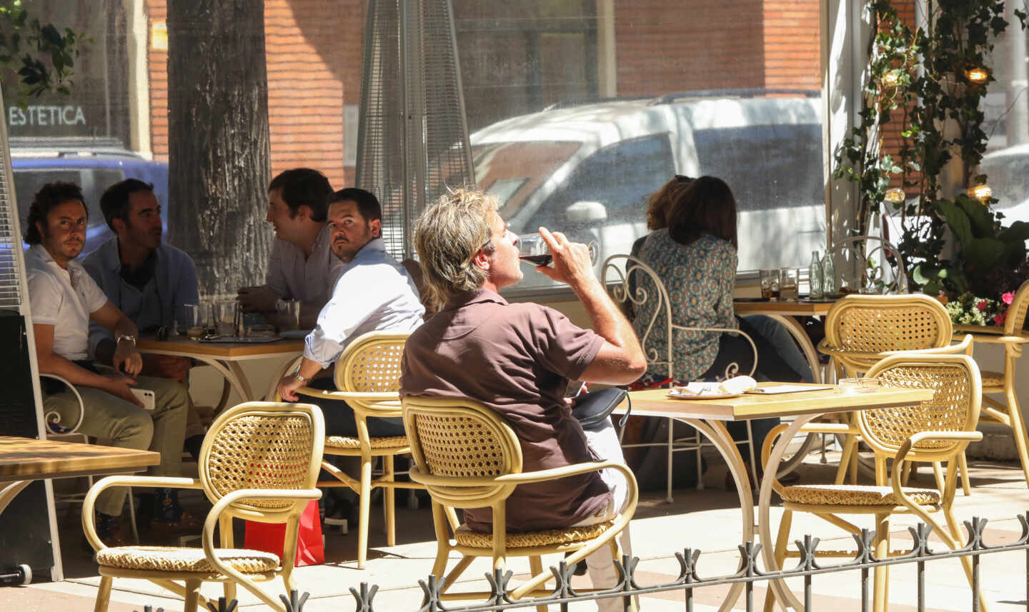 Varias personas en una terraza en Madrid.