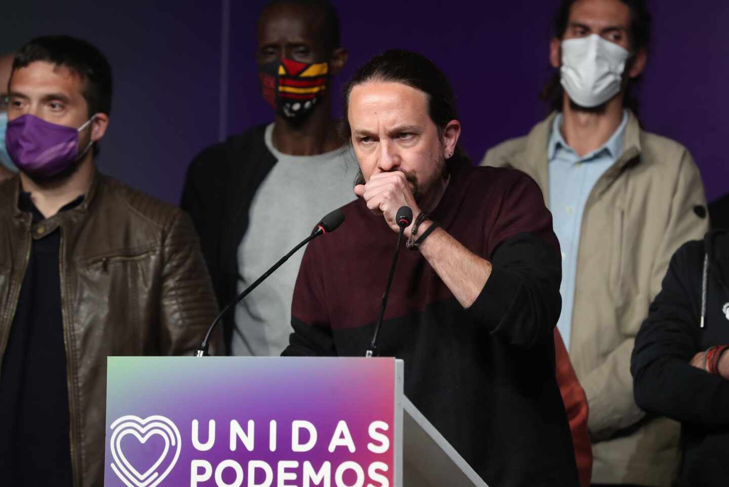 Pablo Iglesias renuncia a sus cargos durante la noche electoral.