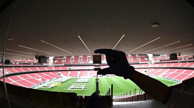 Una sanitaria prepara una vacuna contra el coronavirus en el Wanda Metropolitano de Madrid.