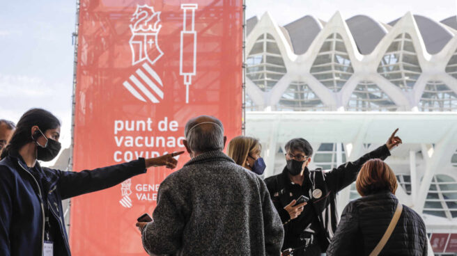 Comienza la vacunación masiva contra el Covid-19 en la Comunidad Valenciana Varias personas llegan para ser vacunadas en Valencia.