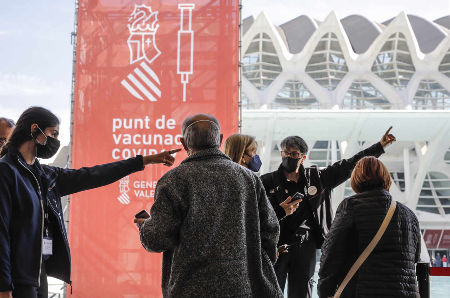 Varias personas llegan para ser vacunadas en Valencia.