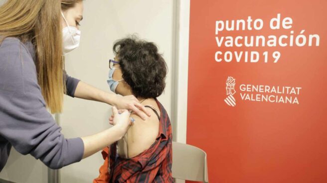 Vacunación en Valencia: el ritmo decae tras el parón de AstraZeneca Una sanitaria vacuna a una mujer en la Ciudad de la Luz, Alicante (Comunidad Valenciana)