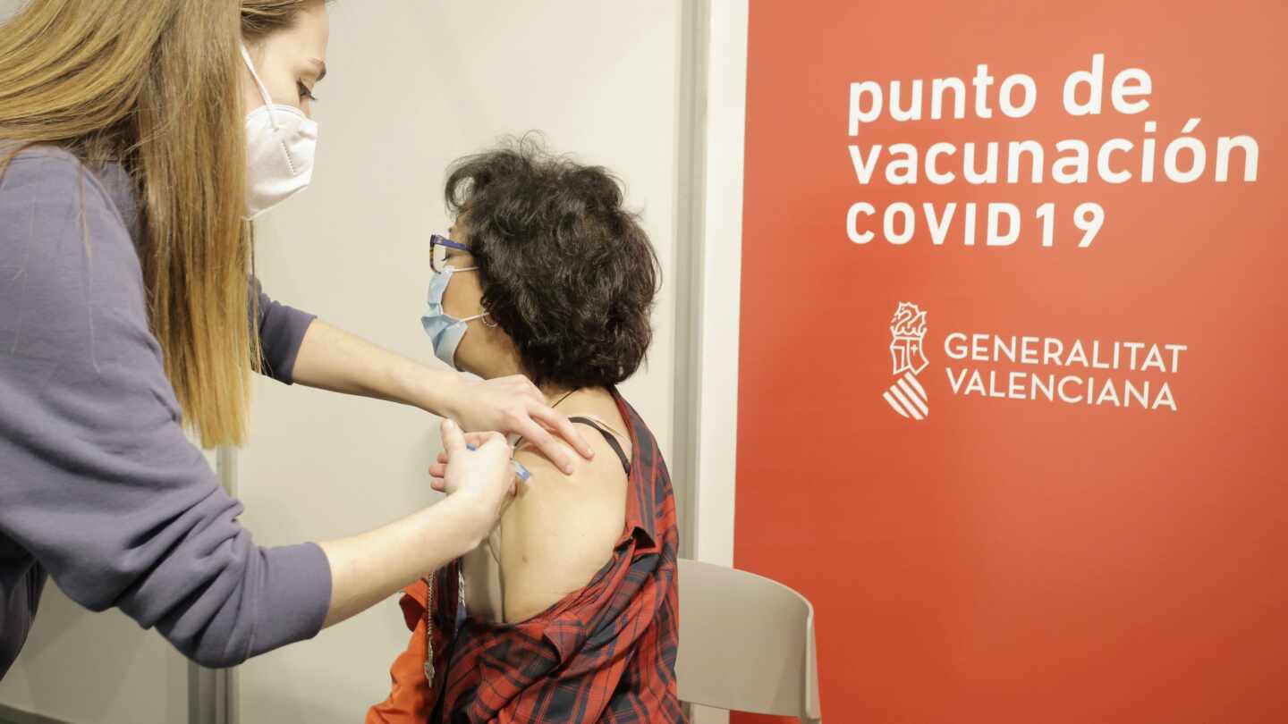 Una sanitaria vacuna a una mujer en la Ciudad de la Luz, Alicante (Comunidad Valenciana)
