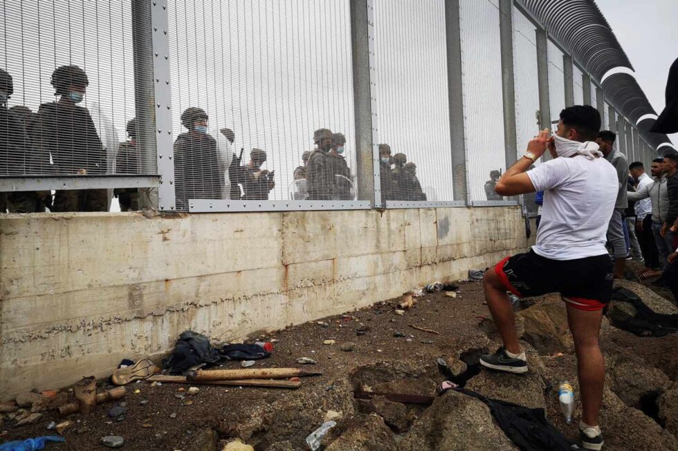 Miembros de la policía Nacional vigilan la verja que separa Ceuta de la localidad de Fnideq (Castillejos).