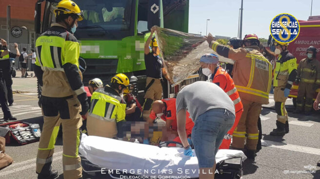 Herido muy grave un varón de 73 años atropellado por un camión en Sevilla