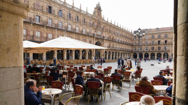 Personas mayores en una terraza.