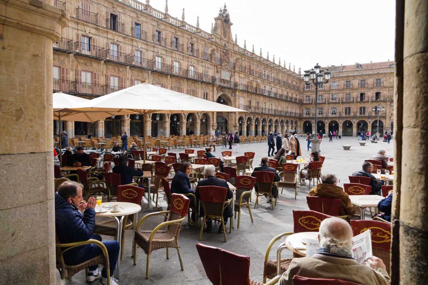 Personas mayores en una terraza.