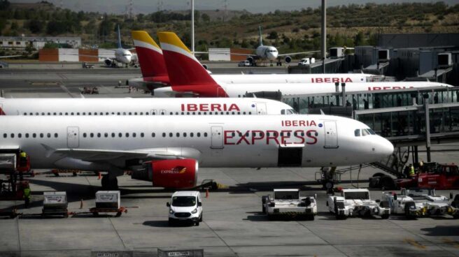 Un avión de Iberia Express en la Terminal 4 del aeropuerto de Barajas. Un avión de Iberia Express en la Terminal 4 del aeropuerto de Barajas.