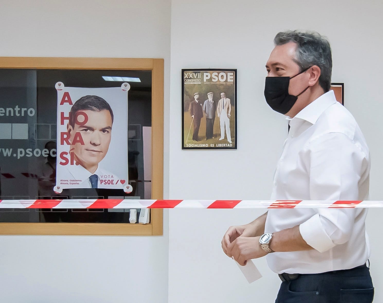 Juan Espadas, en la sede de la Agrupación Local Centro de Sevilla para depositar su voto en las primarias