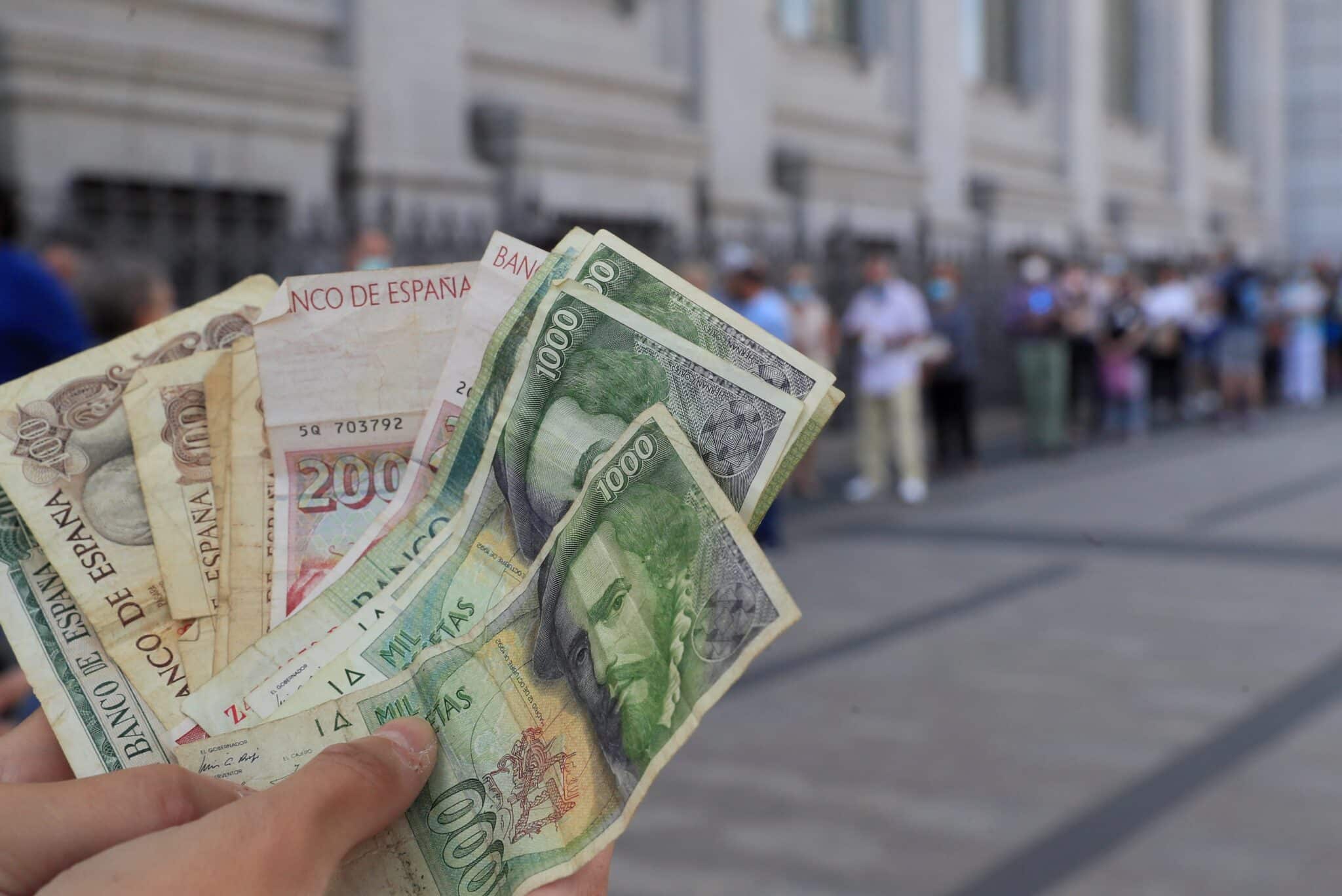 Colas en el Banco de España para canjear pesetas.