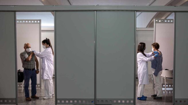 Dos personas reciben la segunda dosis de la vacuna contra el Covid-19 de Pfizer en Valencia. Dos personas reciben la segunda dosis de la vacuna contra el Covid-19 de Pfizer en Valencia.