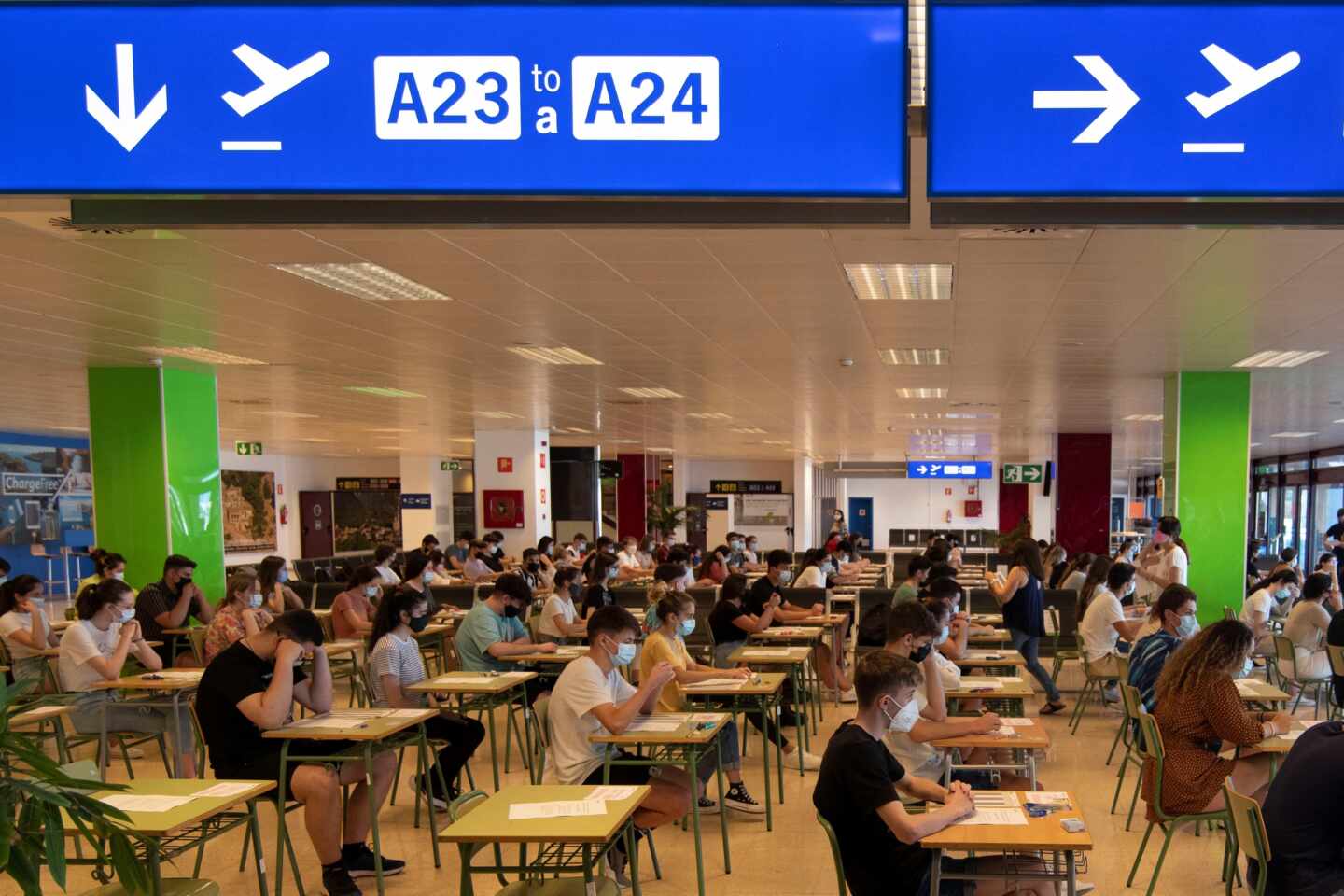 Examen de Selectividad en el aeropuerto de Palma de Mallorca.