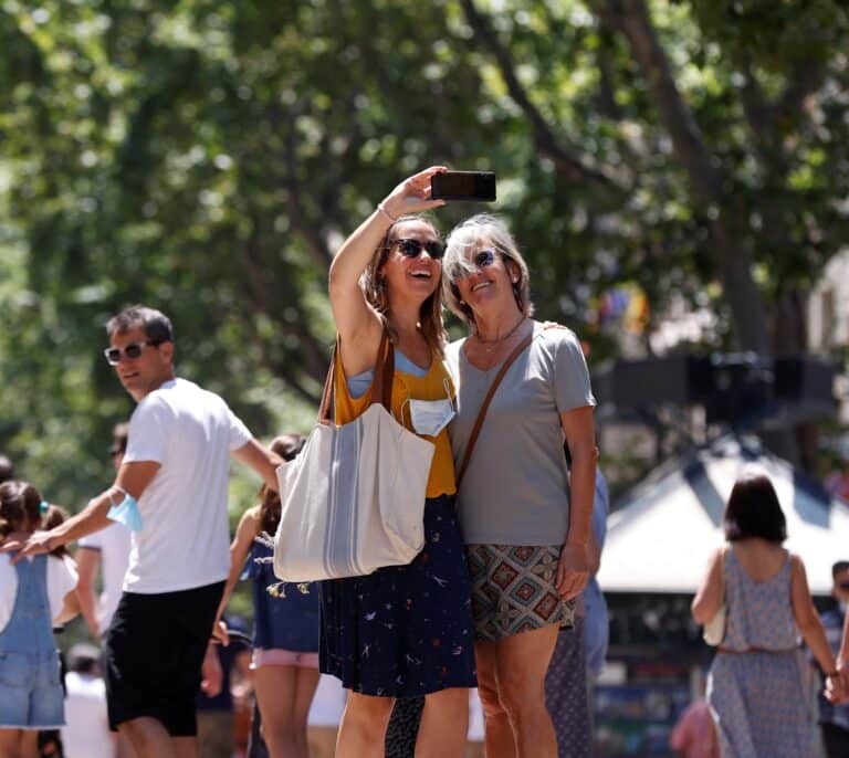 España celebra con prudencia el primer día sin mascarillas