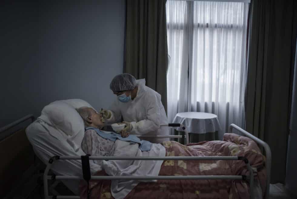 Marina, 93 años, toma el desayuno con ayuda de una trabajadora en la residencia San Carlos de Celanova, en Ourense, Galicia.