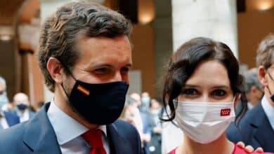 Casado y todos los barones del PP arropan a Ayuso en su toma de posesión