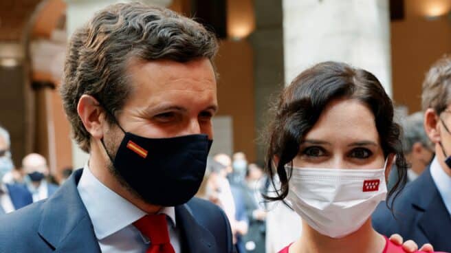 El presidente del Partido Popular, Pablo Casado junto a la presidenta de la Comunidad de Madrid, Isabel Díaz Ayuso durante su investidura.