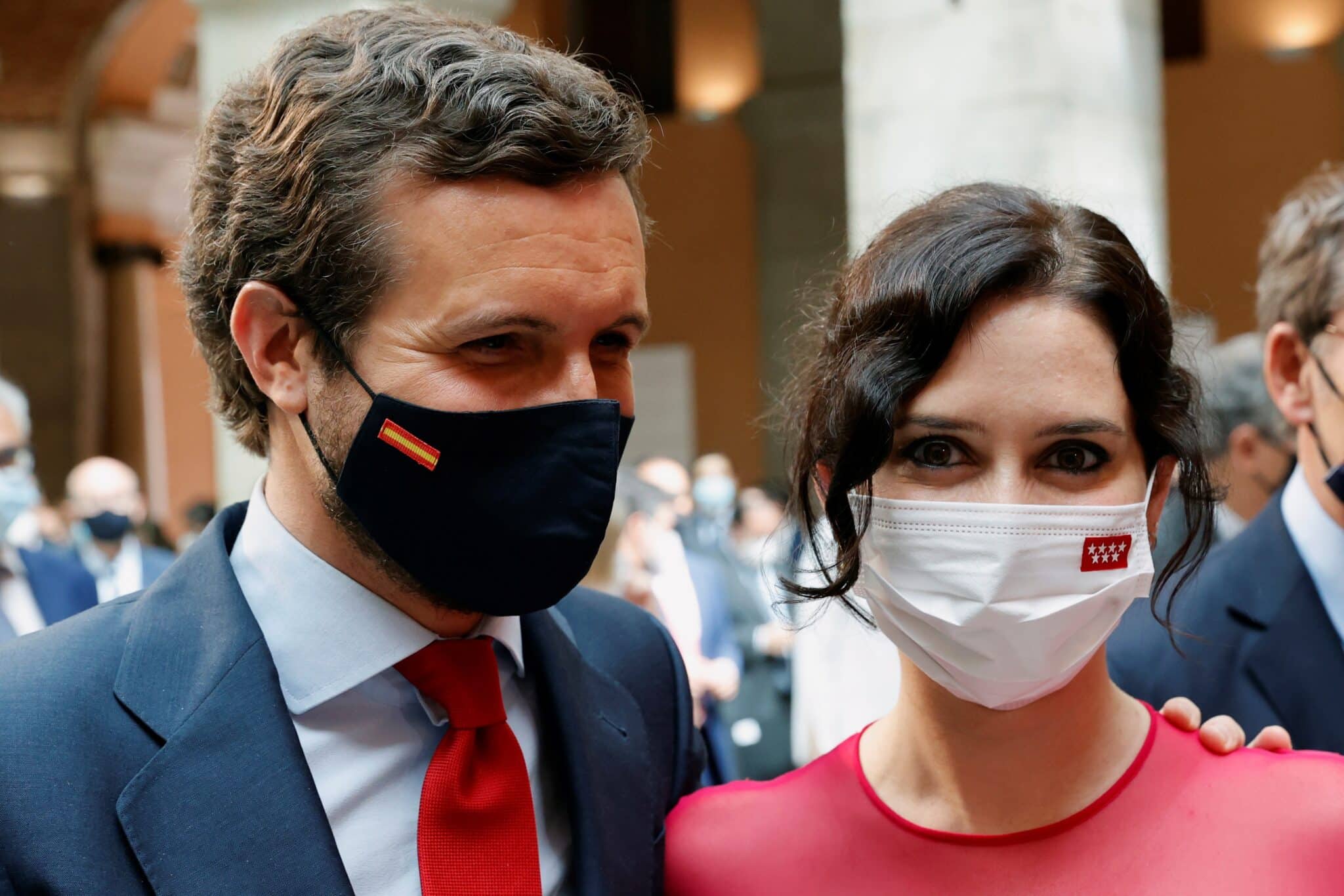 El presidente del Partido Popular, Pablo Casado junto a la presidenta de la Comunidad de Madrid, Isabel Díaz Ayuso durante su investidura.