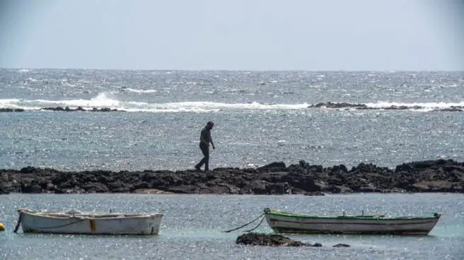 Buscan a un desaparecido tras tirarse al mar a por un fardo en Lanzarote
