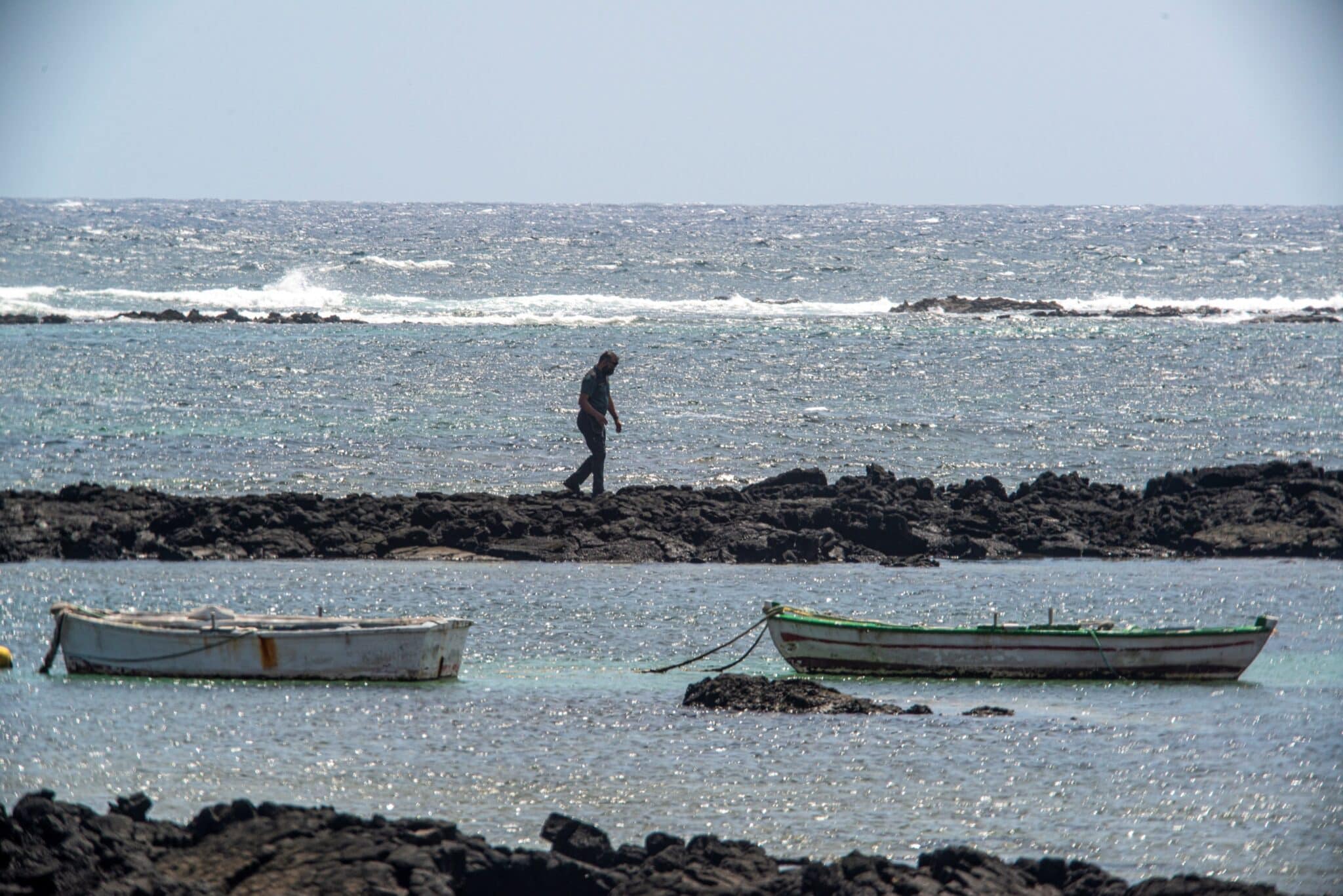 Buscan a un desaparecido tras tirarse al mar a por un fardo en Lanzarote