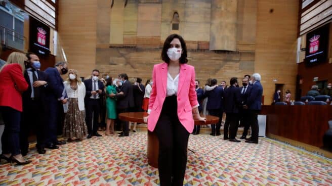 Segunda sesión de investidura en la Comunidad de Madrid Isabel Díaz Ayuso posa tras ser investida presidenta de la Comunidad de Madrid