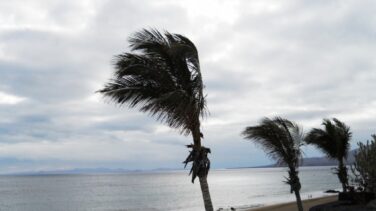 'Reventón seco' en Alicante: lluvia evaporada antes de caer y fuerte viento
