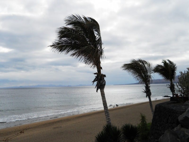 'Reventón seco' en Alicante: lluvia evaporada antes de caer y fuerte viento