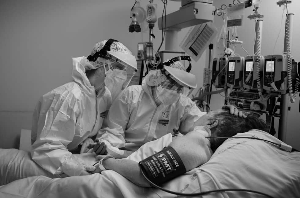 Médica y enfermera convenciendo a un paciente para que luche por su vida.