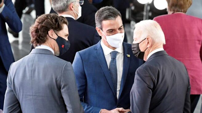 El presidente del Gobierno, Pedro Sánchez conversa con el mandatario de Estados Unidos, Joe Biden.