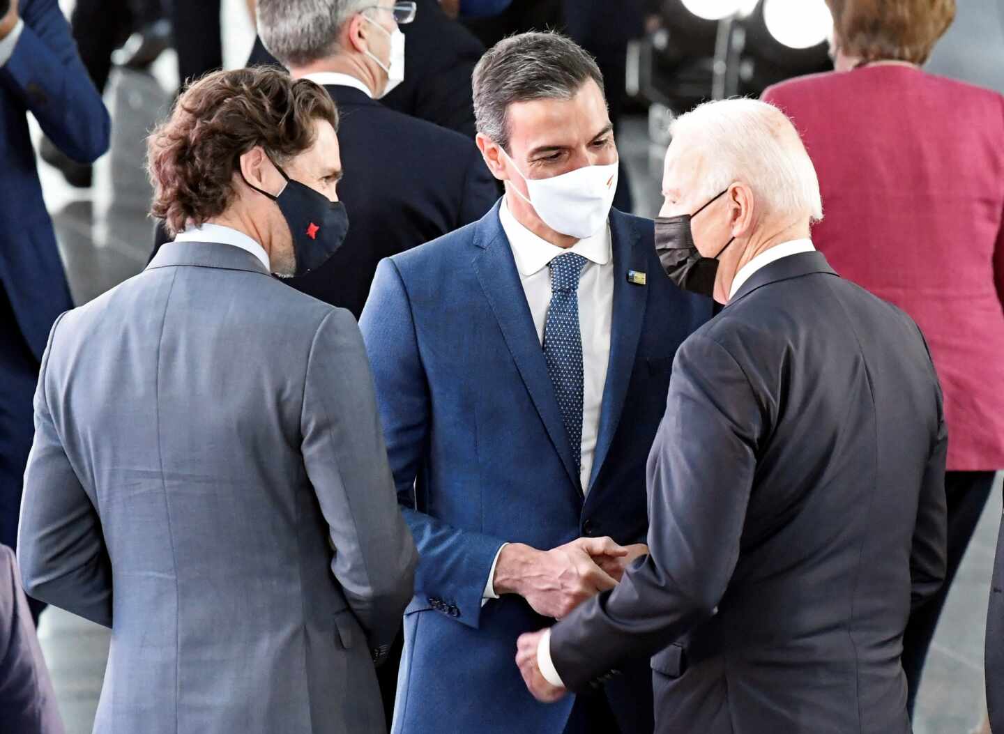 El presidente del Gobierno, Pedro Sánchez conversa con el mandatario de Estados Unidos, Joe Biden.