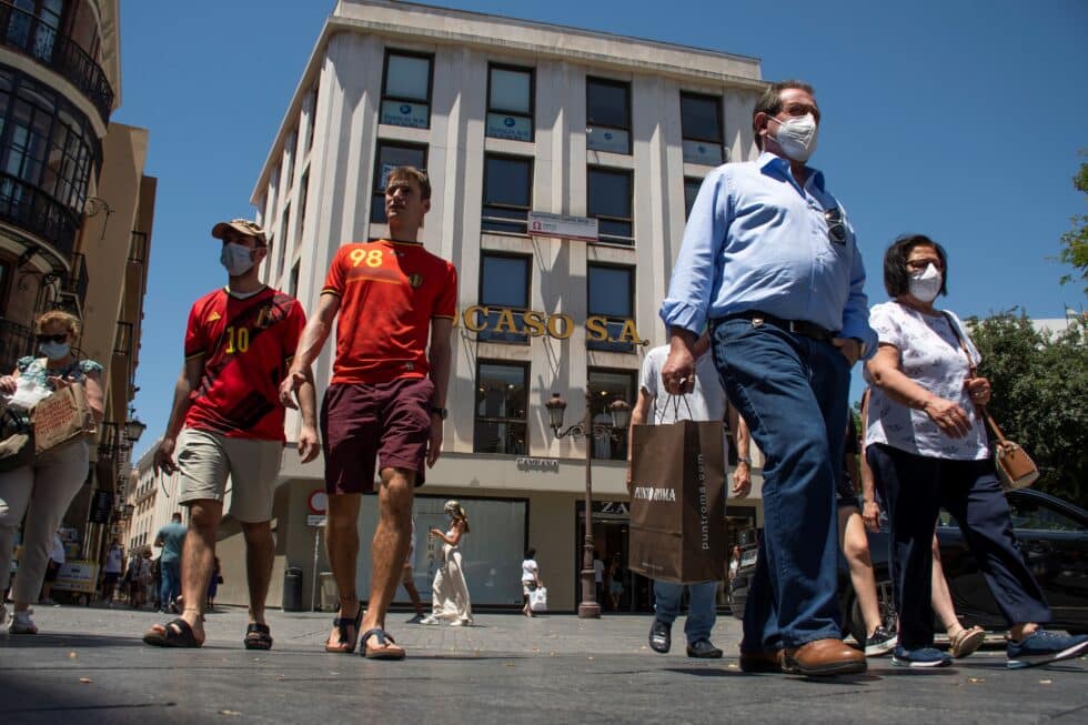 Ambiente en el centro de Sevilla el primer día en el que se puede prescindir de la mascarilla en exteriores.