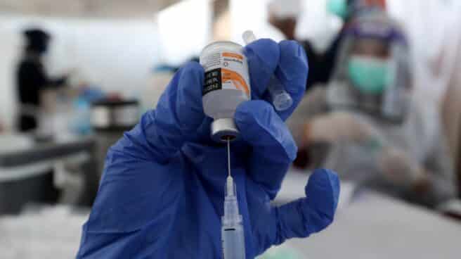 Un sanitario de Indonesia prepara una dosis de la vacuna Sinovac.
