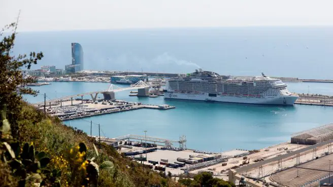 El MSC Grandiosa, primer crucero internacional que atraca en Barcelona en 14 meses