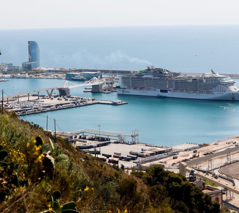 El MSC Grandiosa, primer crucero internacional que atraca en Barcelona en 14 meses