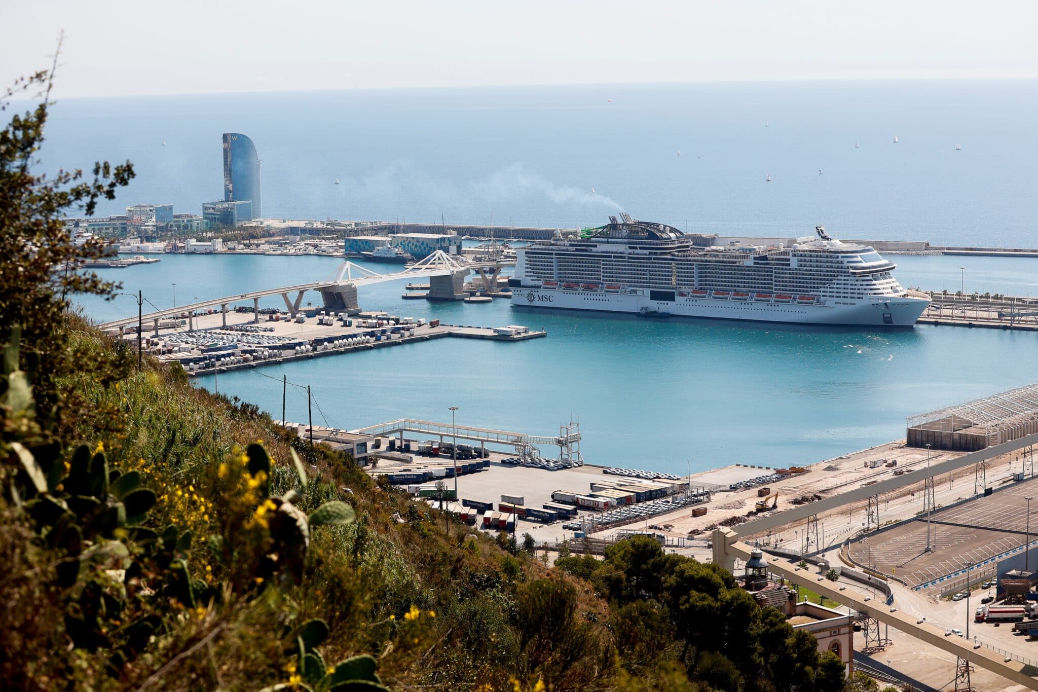 El MSC Grandiosa, primer crucero internacional que atraca en Barcelona en 14 meses