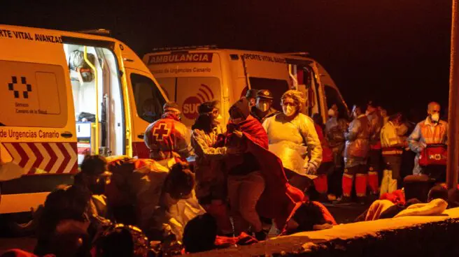 Tres fallecidos y 12 heridos al volcar una neumática con 46 inmigrantes en Lanzarote