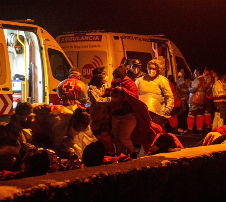 Tres fallecidos y 12 heridos al volcar una neumática con 46 inmigrantes en Lanzarote