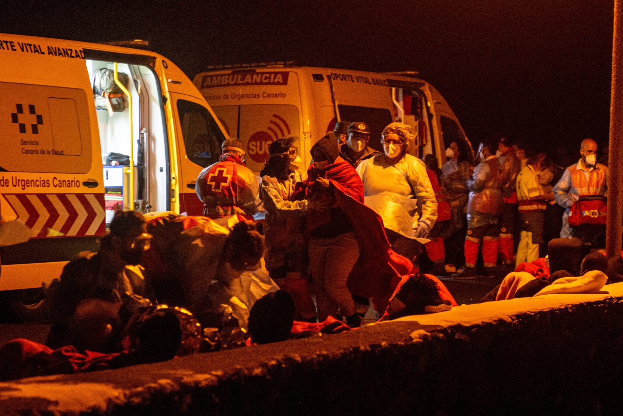 Tres fallecidos y 12 heridos al volcar una neumática con 46 inmigrantes en Lanzarote