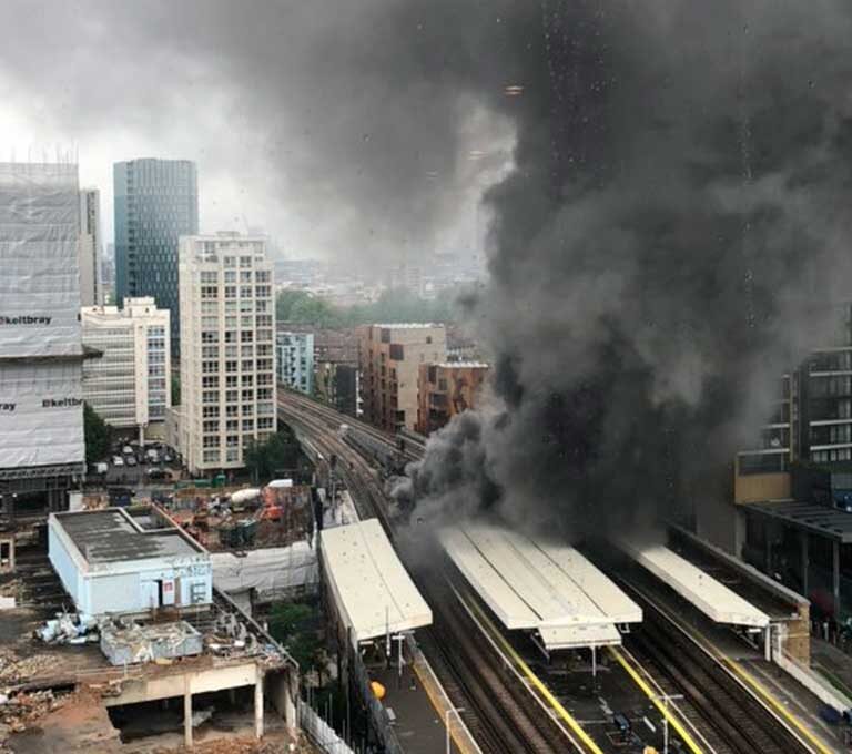 Un gran incendio estalla cerca de la estación Elephant and Castle de Londres