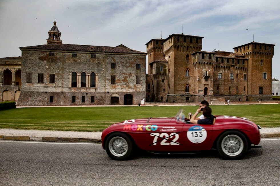 Ferrari 166 Inter Spider Corsa Ansaloni de 1948 durante la Mille Miglia (Italia).