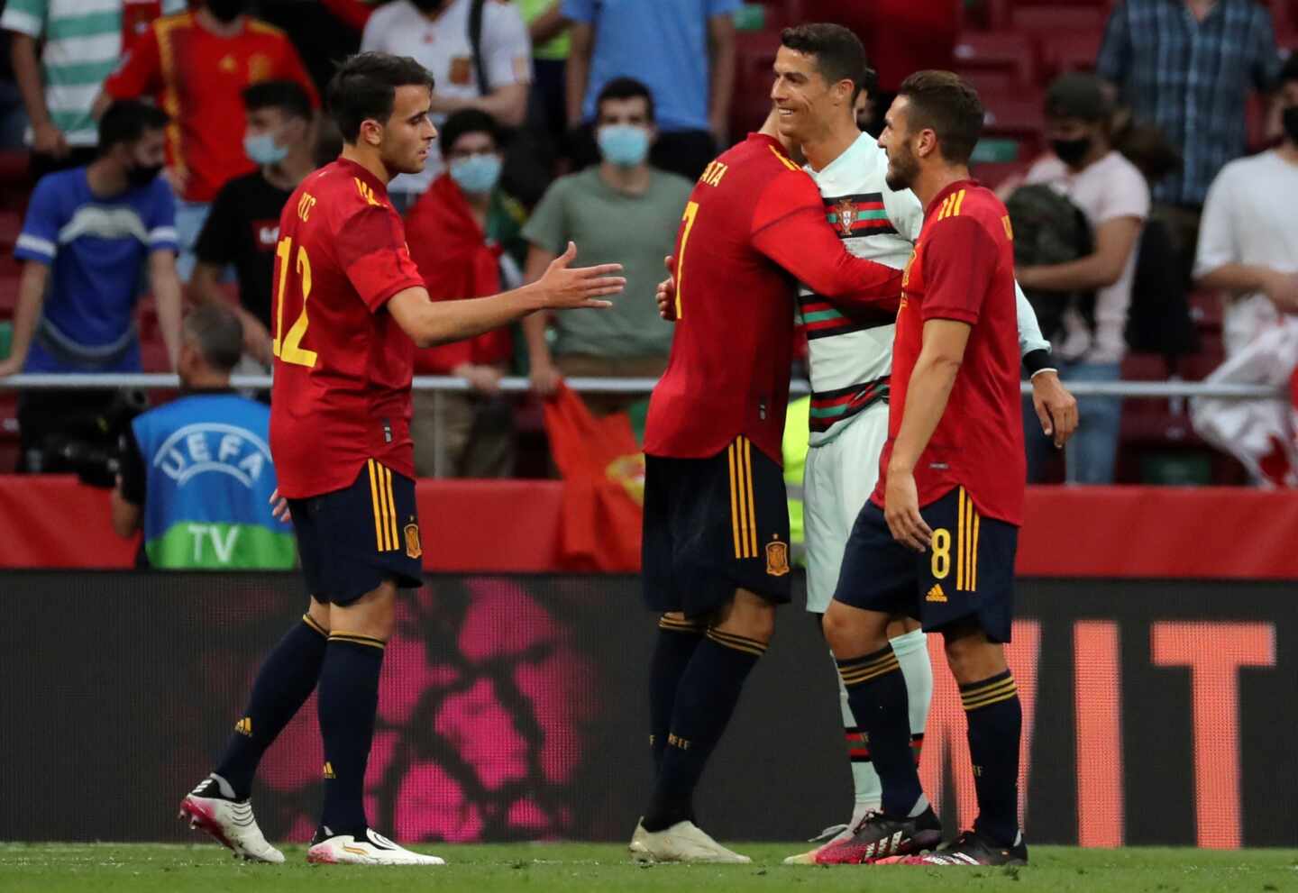 Jugadores de la selección de España abrazan a Cristiano Ronaldo.