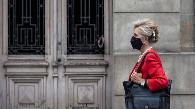 La mascarilla dejará de ser obligatoria al aire libre el sábado 26 de junio Una mujer camina con mascarilla por una céntrica calle de Ourense