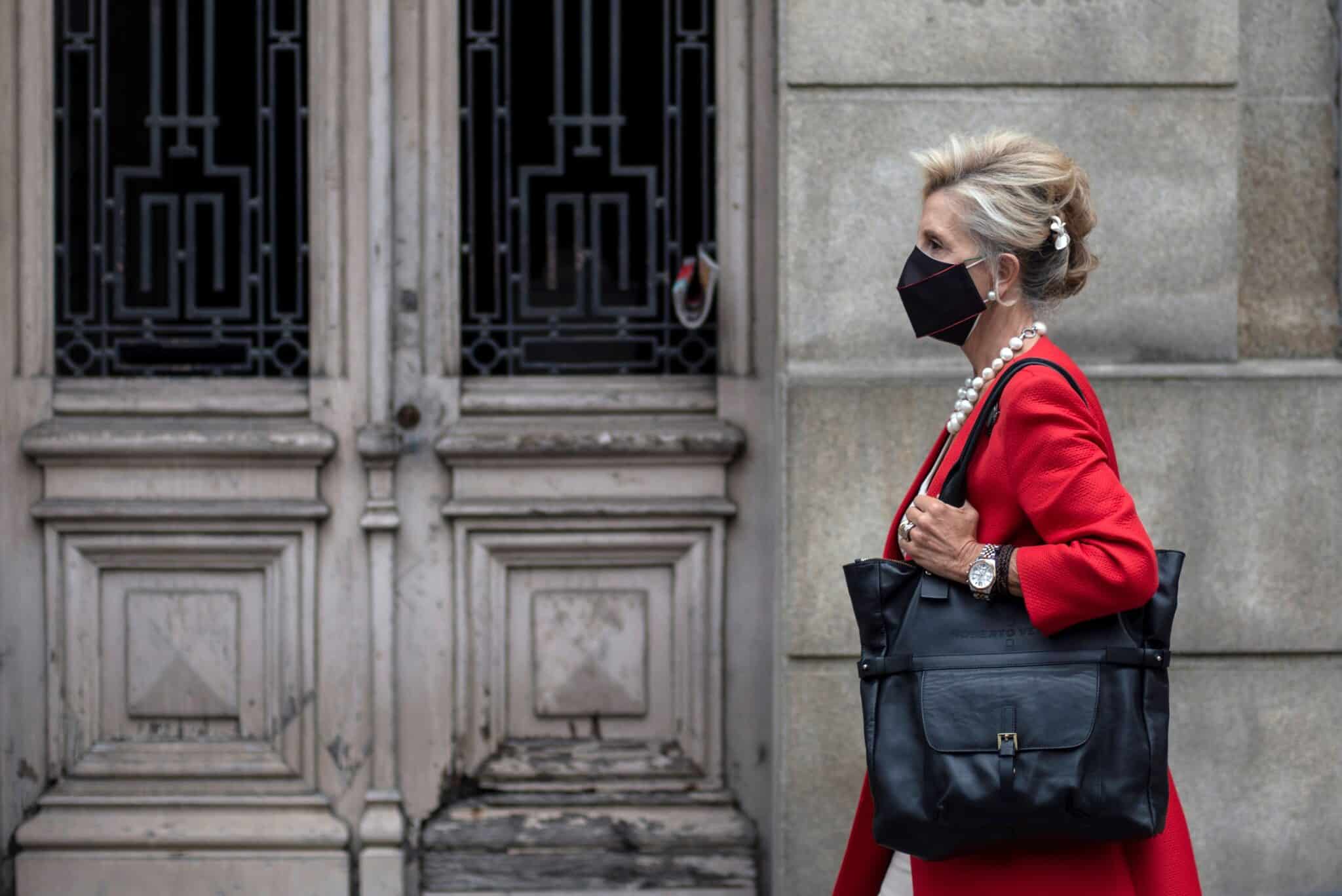 Una mujer camina con mascarilla por una céntrica calle de Ourense